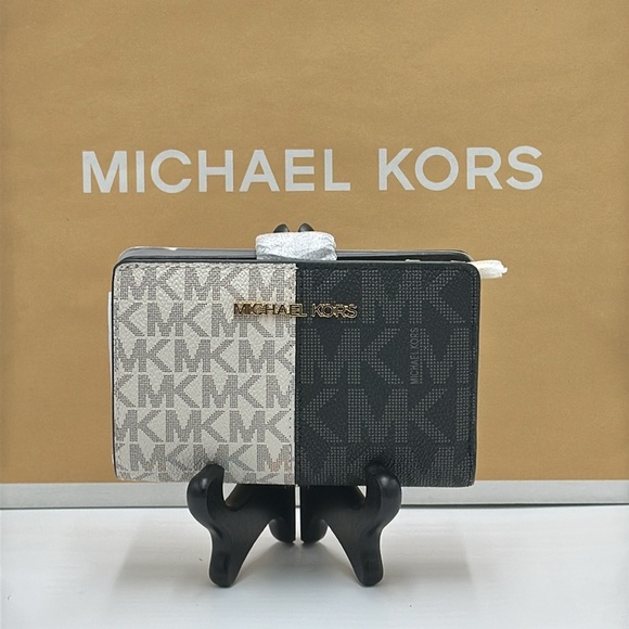 Michael Kors Jet Set Medium Two-Tone
Logo Wallet
Wallet
Color: Black Multi - Picture 4 of 12